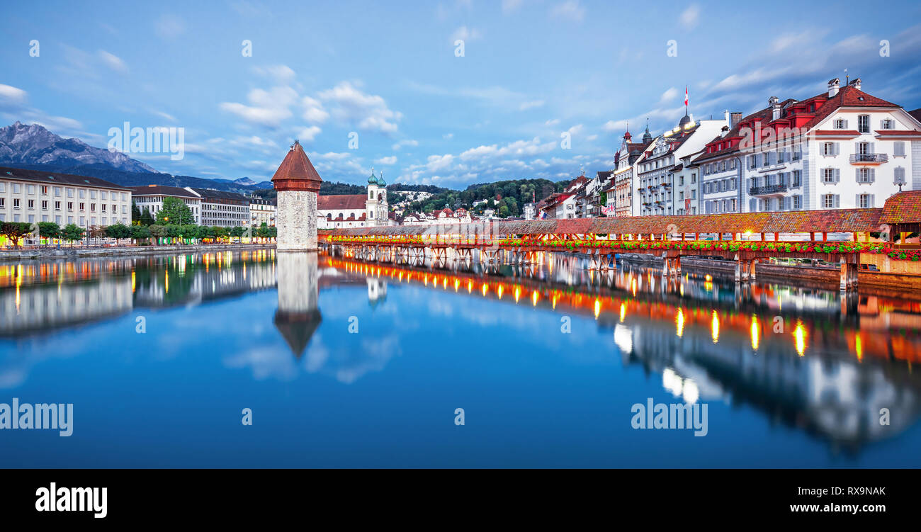 Centre historique de la ville pittoresque de Lucerne avec bâtiments célèbres et le lac des Quatre-Cantons (Floralpina), Canton de Lucerne, Suisse Banque D'Images