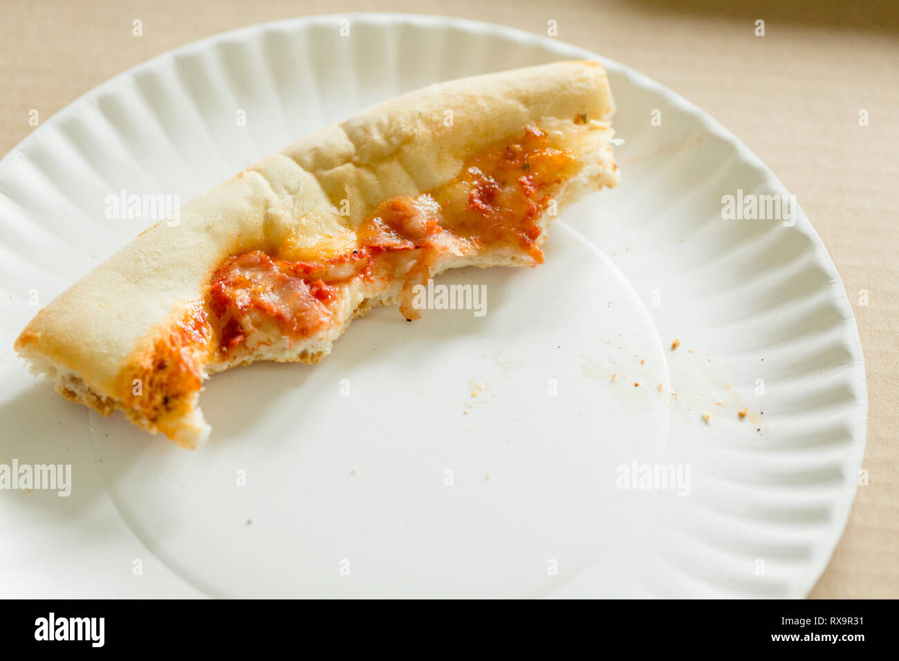Portrait de restes de pizza sur la plaque de table en bois Banque D'Images