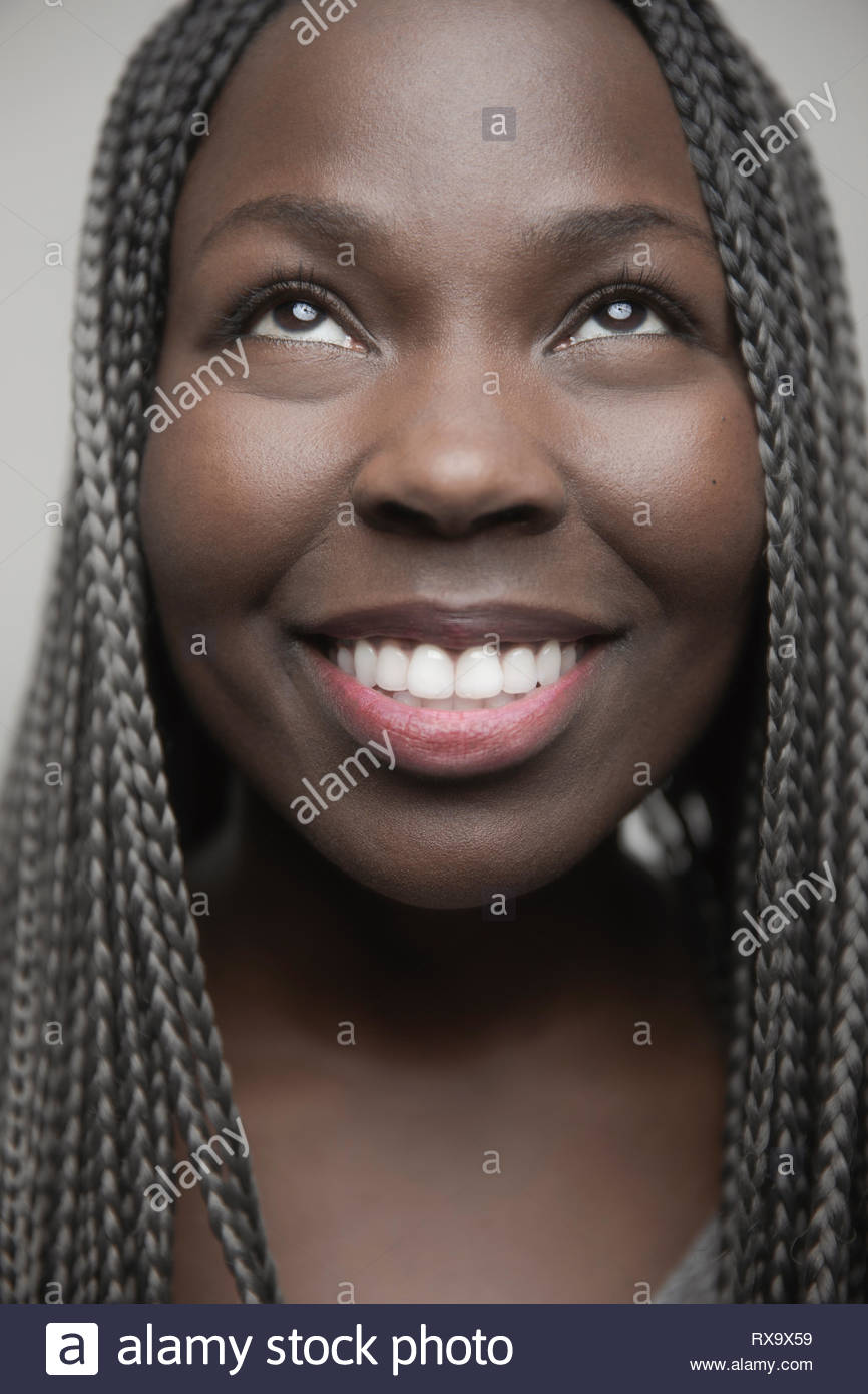 Close up portrait of happy young African American Woman avec de longues tresses noires Banque D'Images
