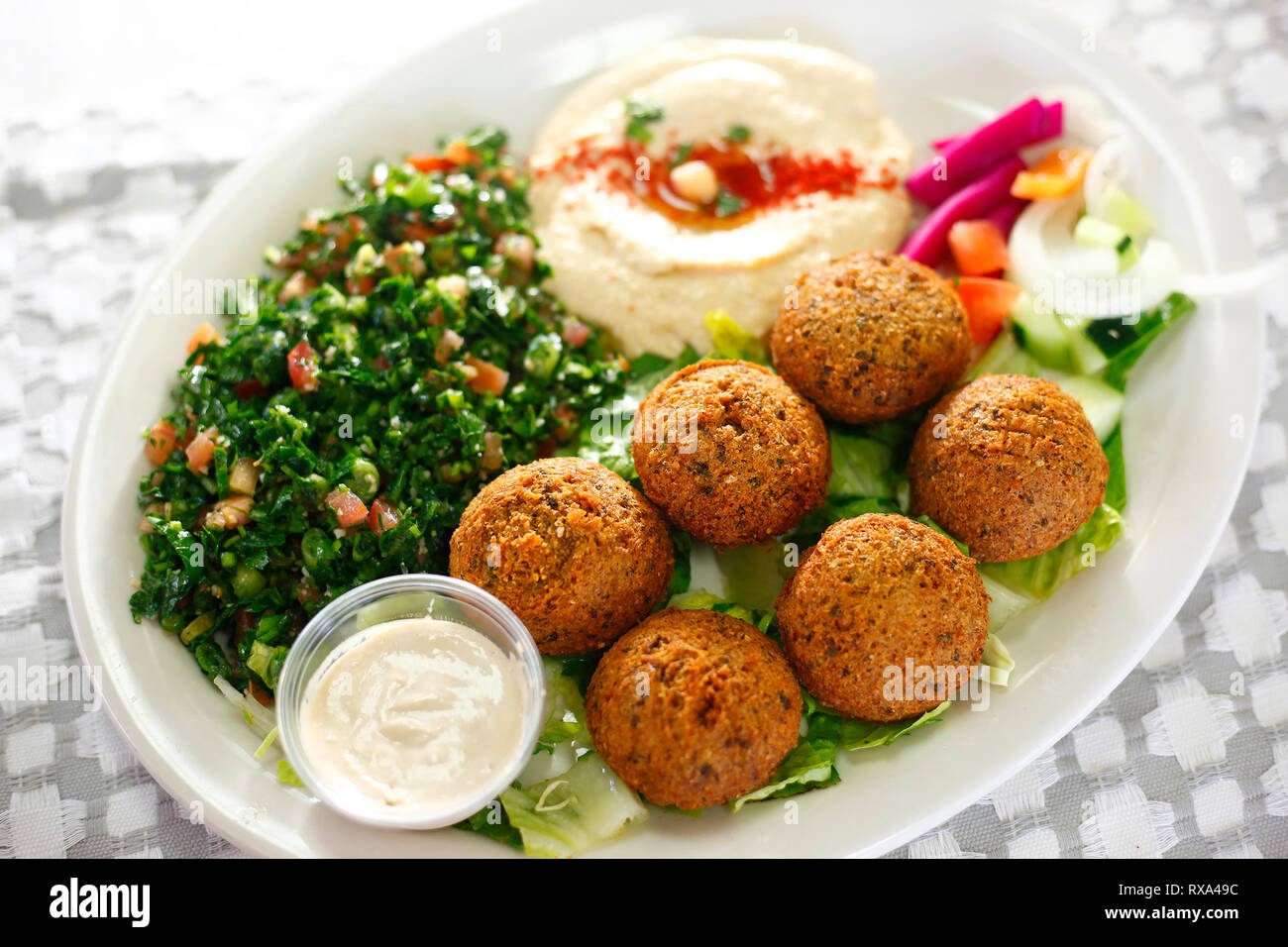 Portrait de falafels salade d'hummus et servi dans la plaque sur la table Banque D'Images