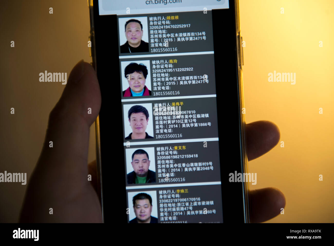 Les gouvernements locaux chinois nom et la honte les débiteurs en montrant leurs photos et informations personnelles en ligne. Banque D'Images