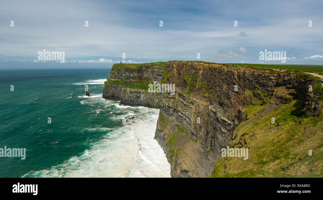 Falaises de Moher, le Burren, Irlande avec des vagues écrasant Banque D'Images