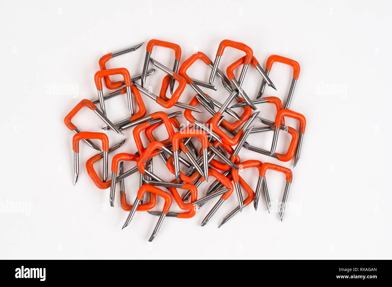 tas-de-fil-lectrique-isol-pvc-orange-coffre-agrafes-sur-fond-blanc
