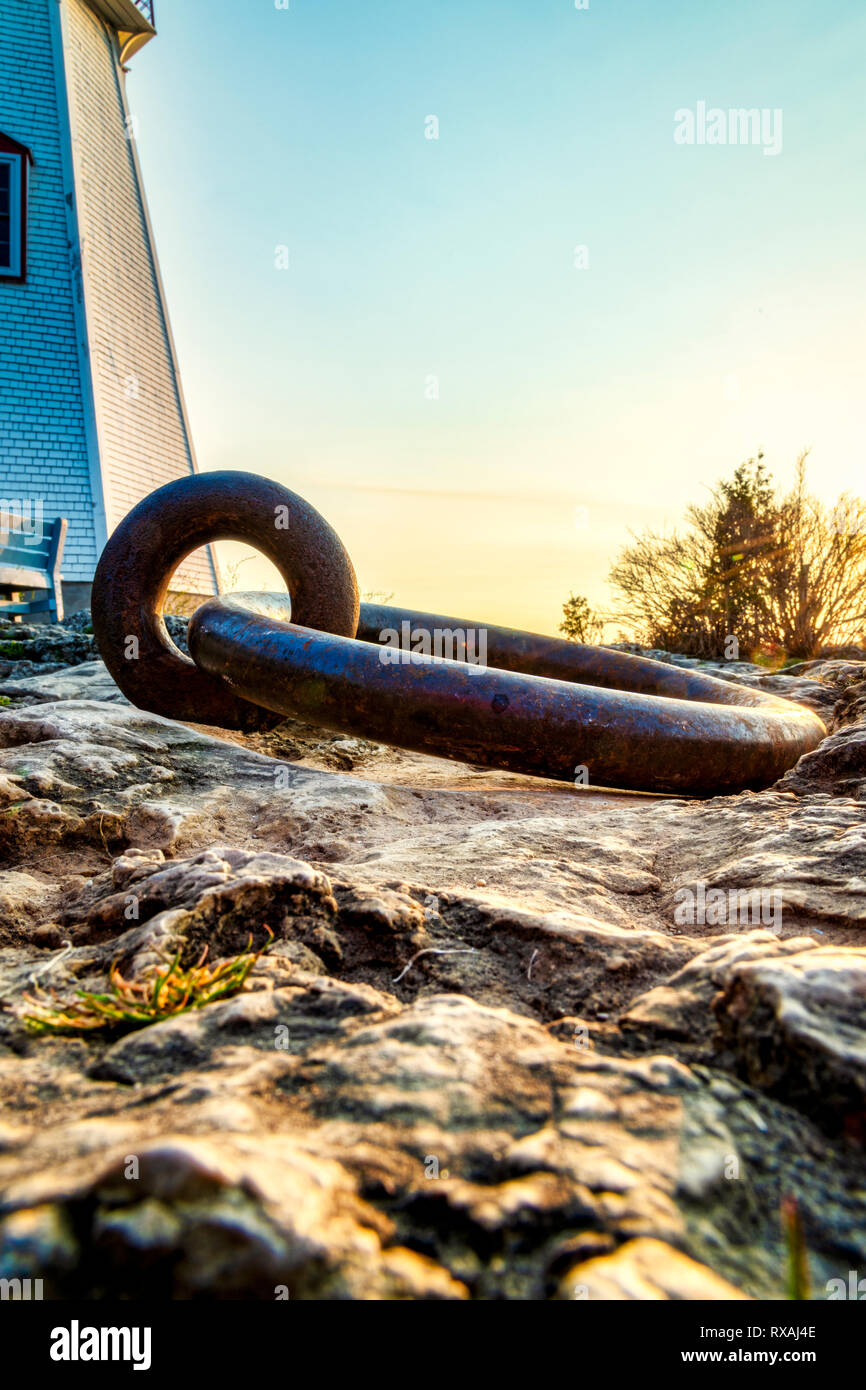 Ce gigantesque anneau dock (datant de la fin du xixe siècle) est monté dans le substratum calcaire et a été utilisé pour amarrer les bateaux à vapeur et à voile quand ils allaient prendre refuge contre les tempêtes dans le lac principal, Tobermory, Ontario, Canada Banque D'Images