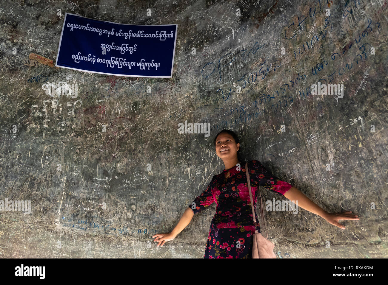 Une jeune femme birmane pose à l'intérieur de la cloche de Mingun Mingun, Myanmar, Banque D'Images