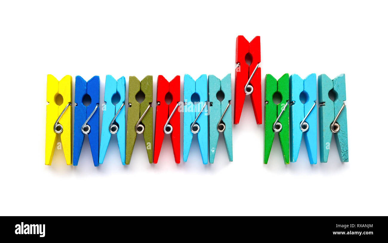 Pinces à linge en bois coloré avec un bâton sur un fond blanc Banque D'Images
