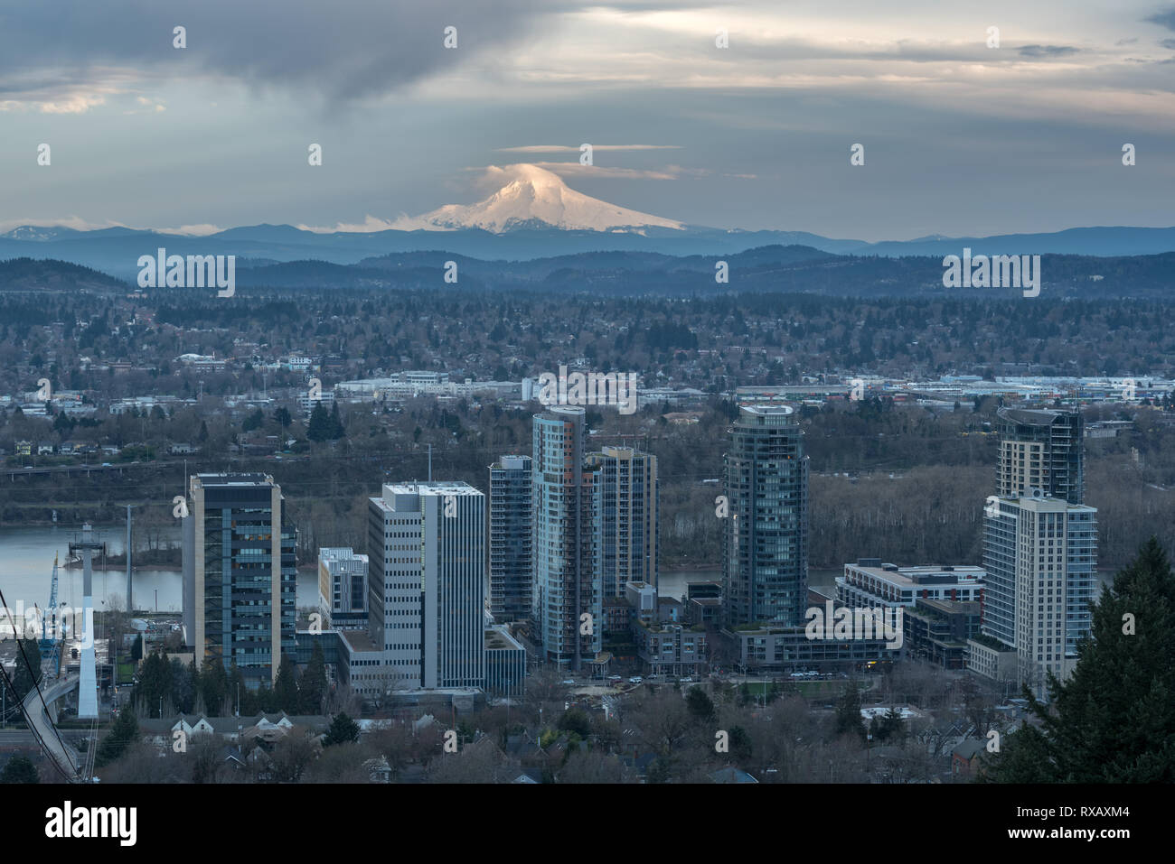 Mt. Le capot et le sud de Portland Waterfront district, de l'Oregon. Banque D'Images