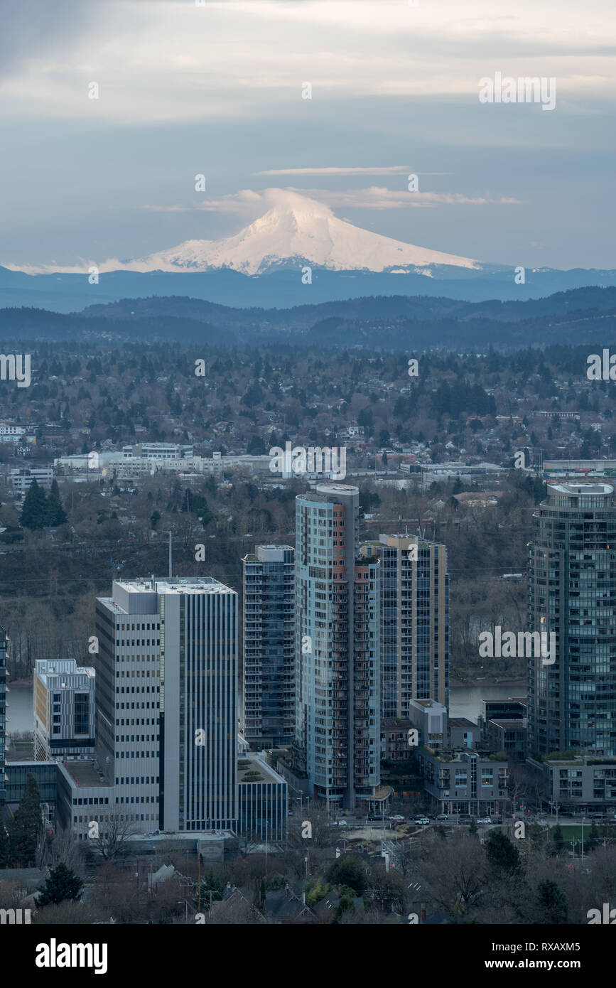 Mt. Le capot et le sud de Portland Waterfront district, de l'Oregon. Banque D'Images