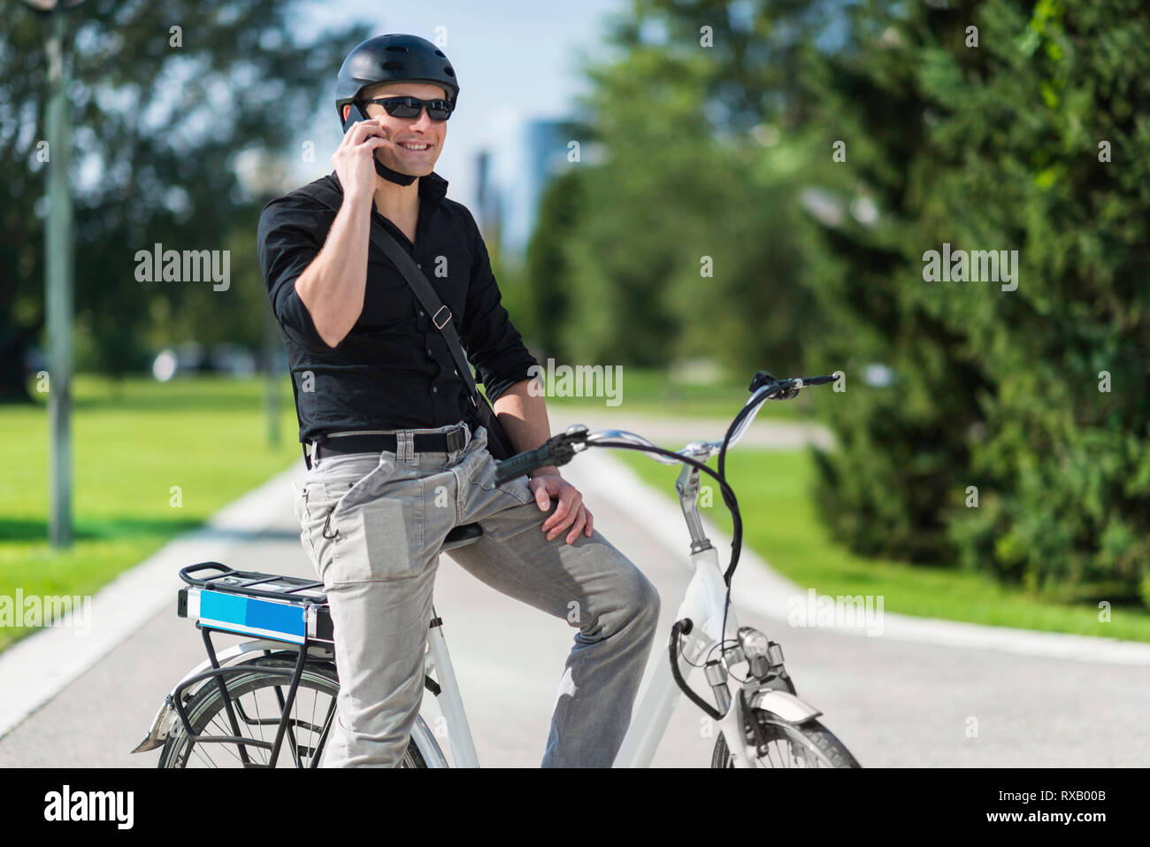 Vélo électrique sur l'homme au téléphone Banque D'Images