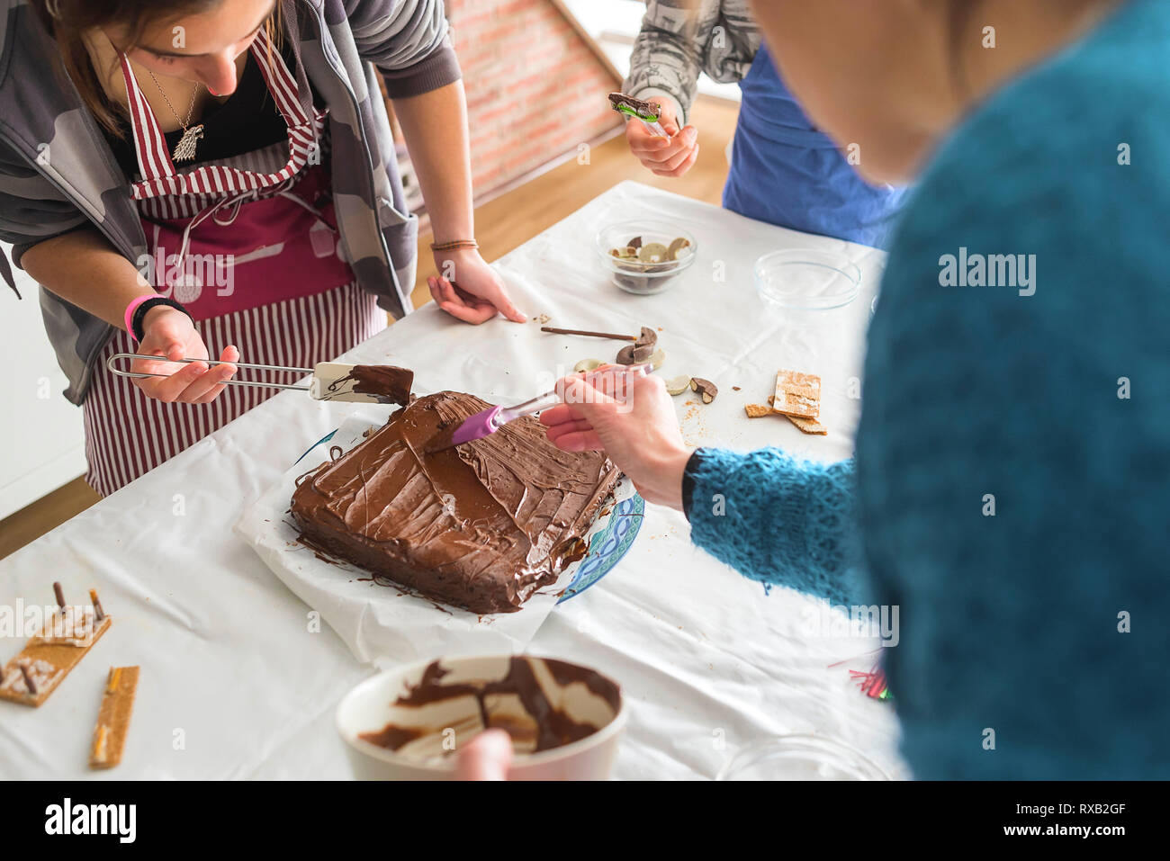 Portrait De Famille De Faire Un Gateau Au Chocolat Sur La Table A La Maison Photo Stock Alamy