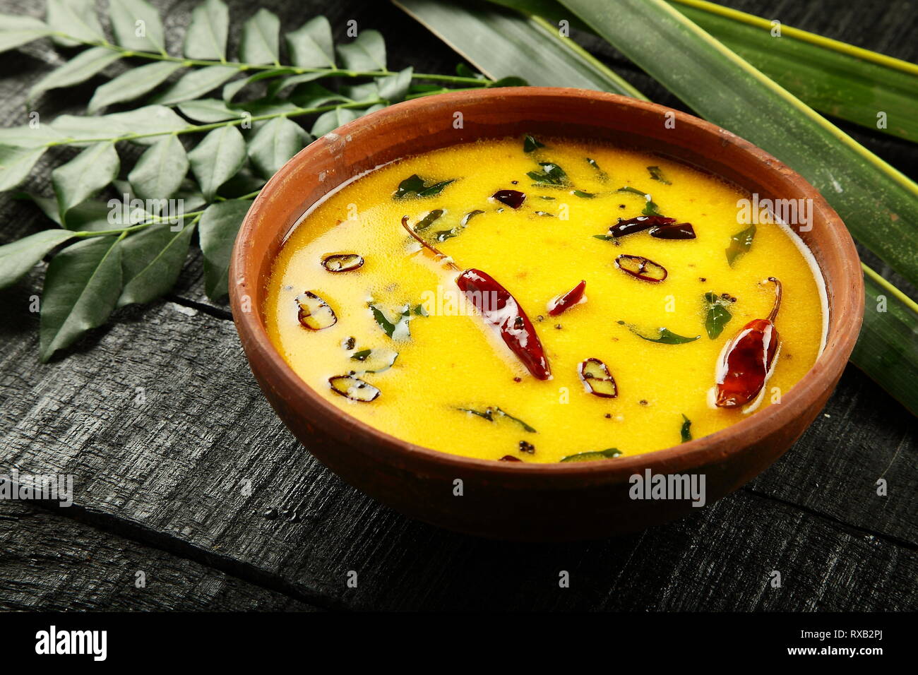 Cuisine traditionnelle Kerala curry ou puliserry- moru Banque D'Images