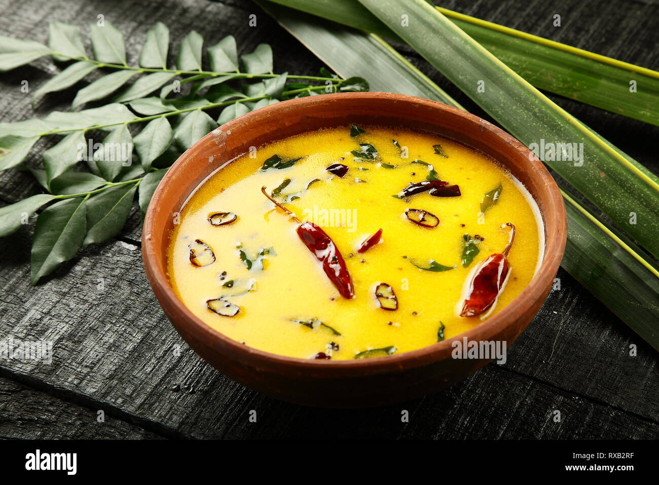 Cuisine traditionnelle Kerala curry ou puliserry- moru Banque D'Images