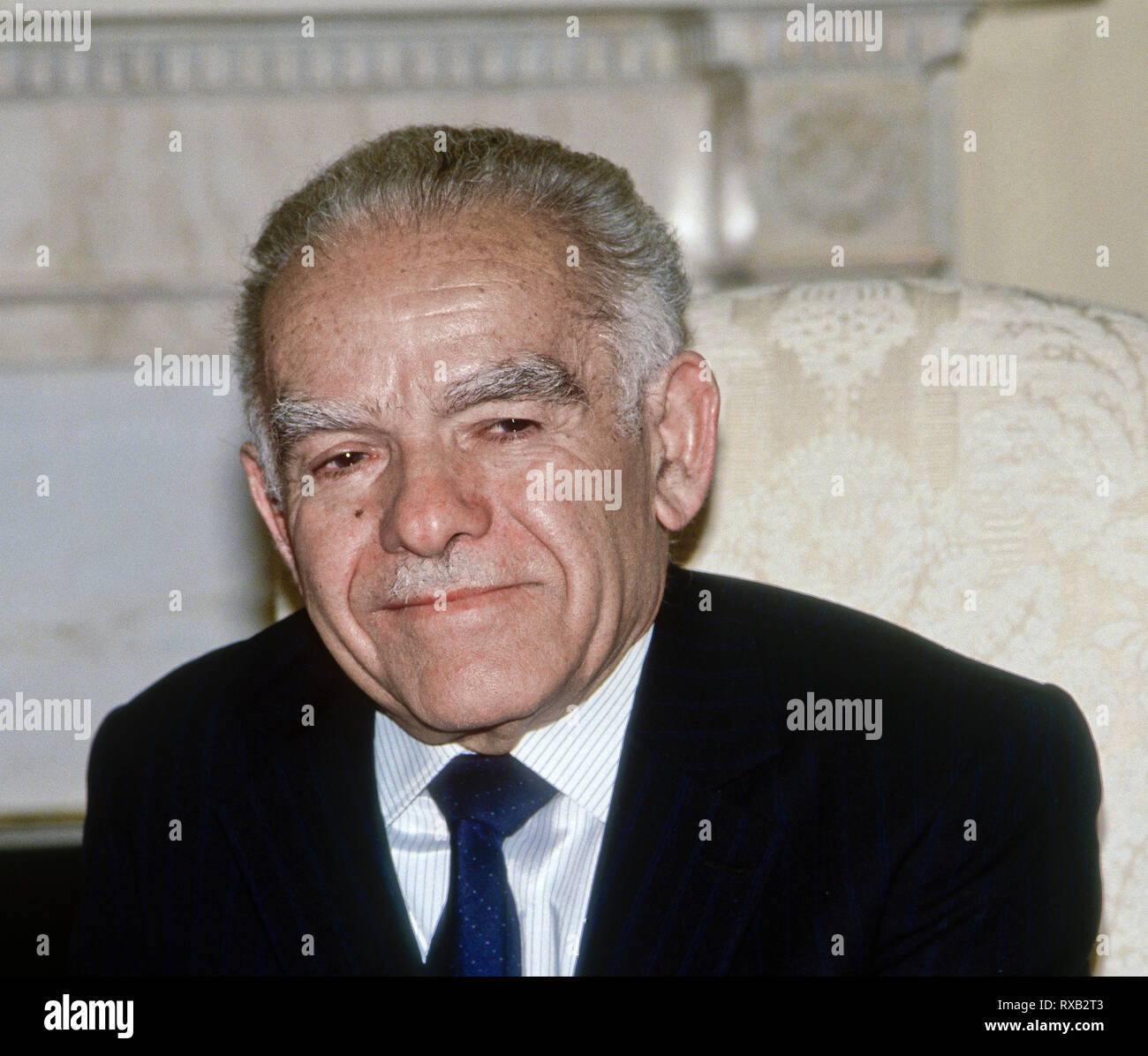 Washington, DC., USA 16 mars 1988 Le Premier Ministre Yitzhak Shamir d'Israël dans le bureau ovale de la Maison blanche au cours de réunion avec le président Ronald Reagan. Credit : Mark Reinstein/MediaPunch Banque D'Images