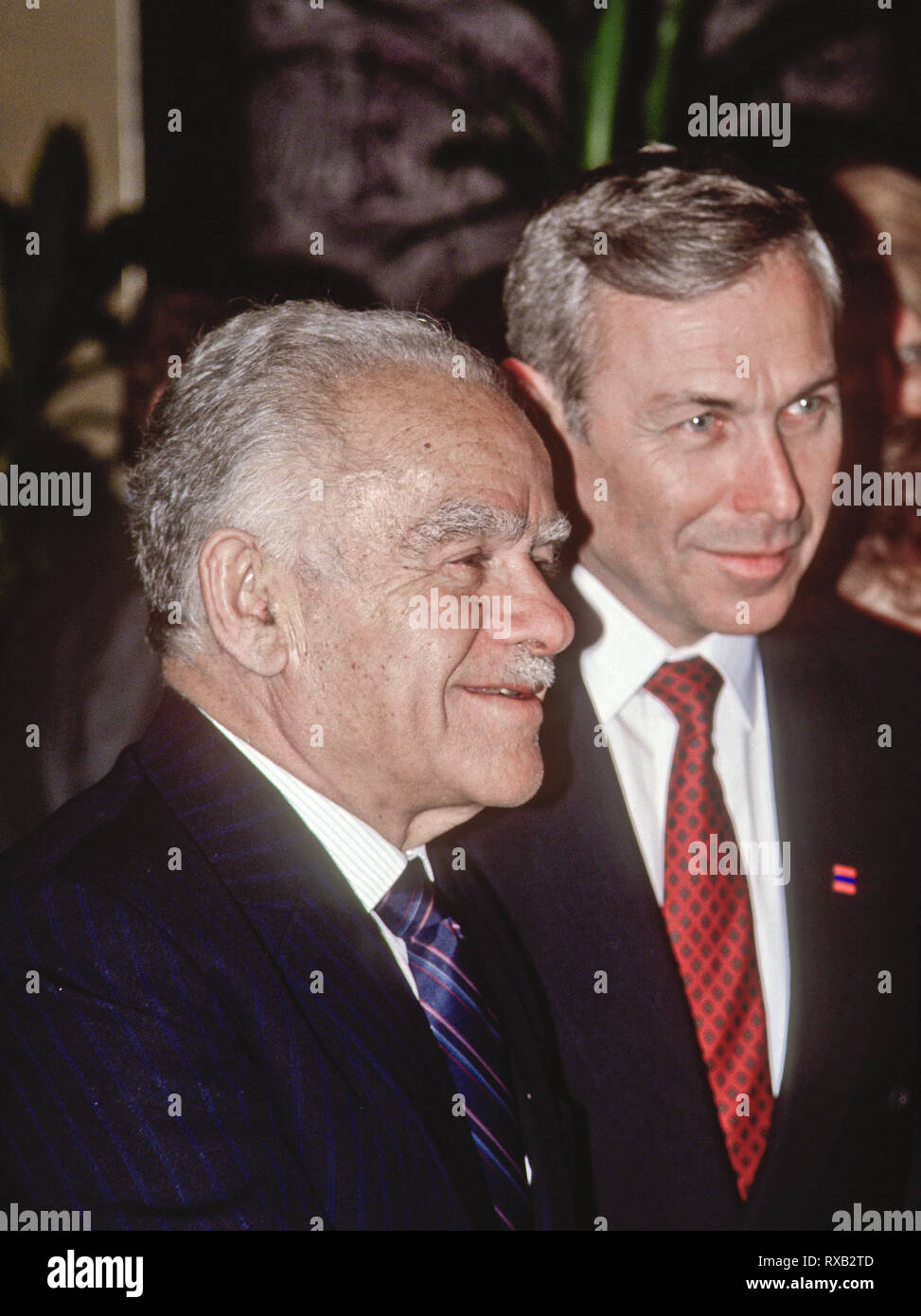 Washington, DC., USA, 15 mars 1988, Yitzhak Shamir, Premier Ministre d'Israël salue des partisans au cours d'une réception à l'ambassade israélienne à Washington DC. Credit : Mark Reinstein/MediaPunch Banque D'Images