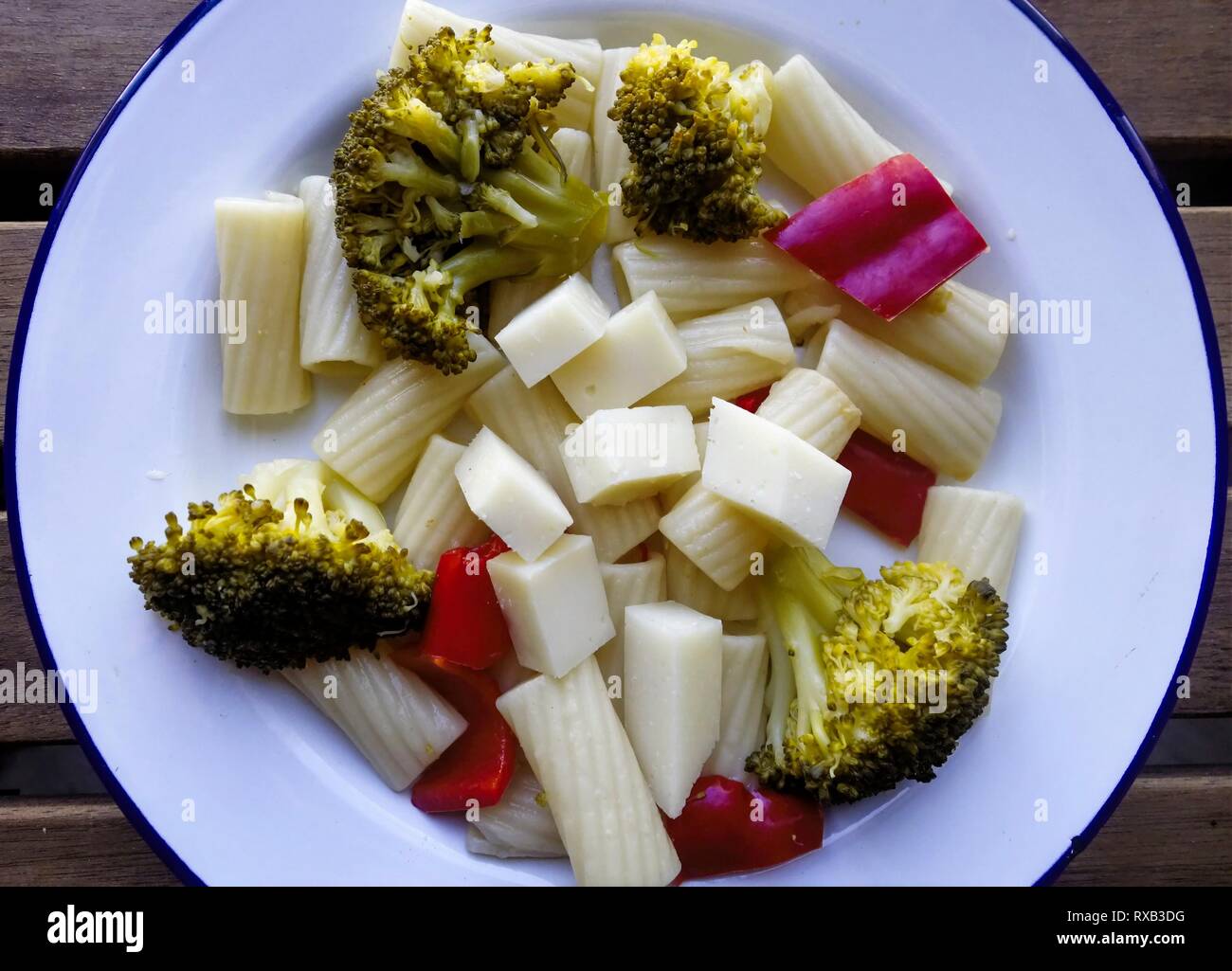 Pâtes Rigatoni avec brocoli, poivron rouge et Fromage Graviera Banque D'Images