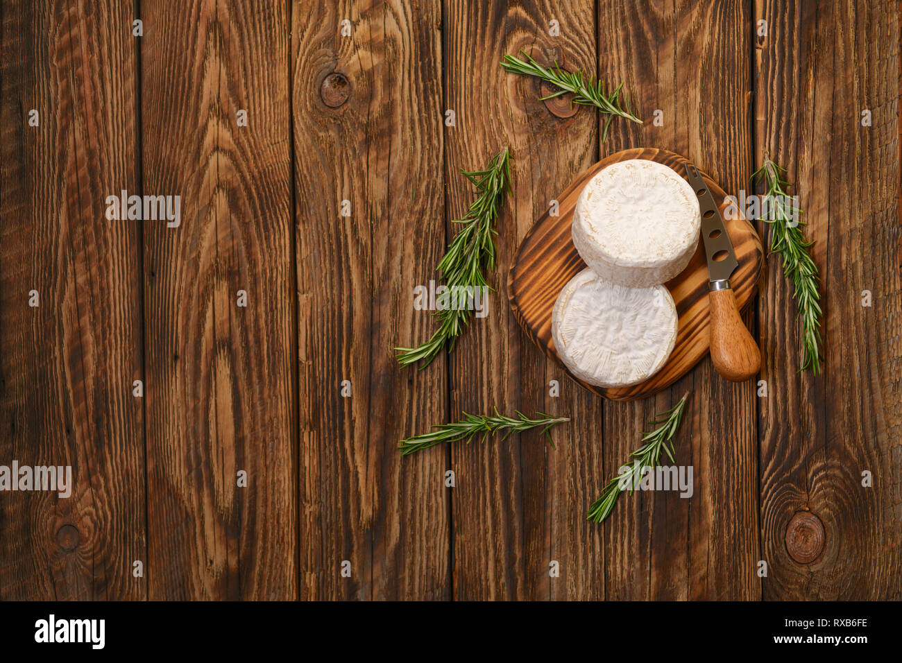 Fromage Brie ou camembert sur woden board avec couteau pour fromage à pâte molle Banque D'Images