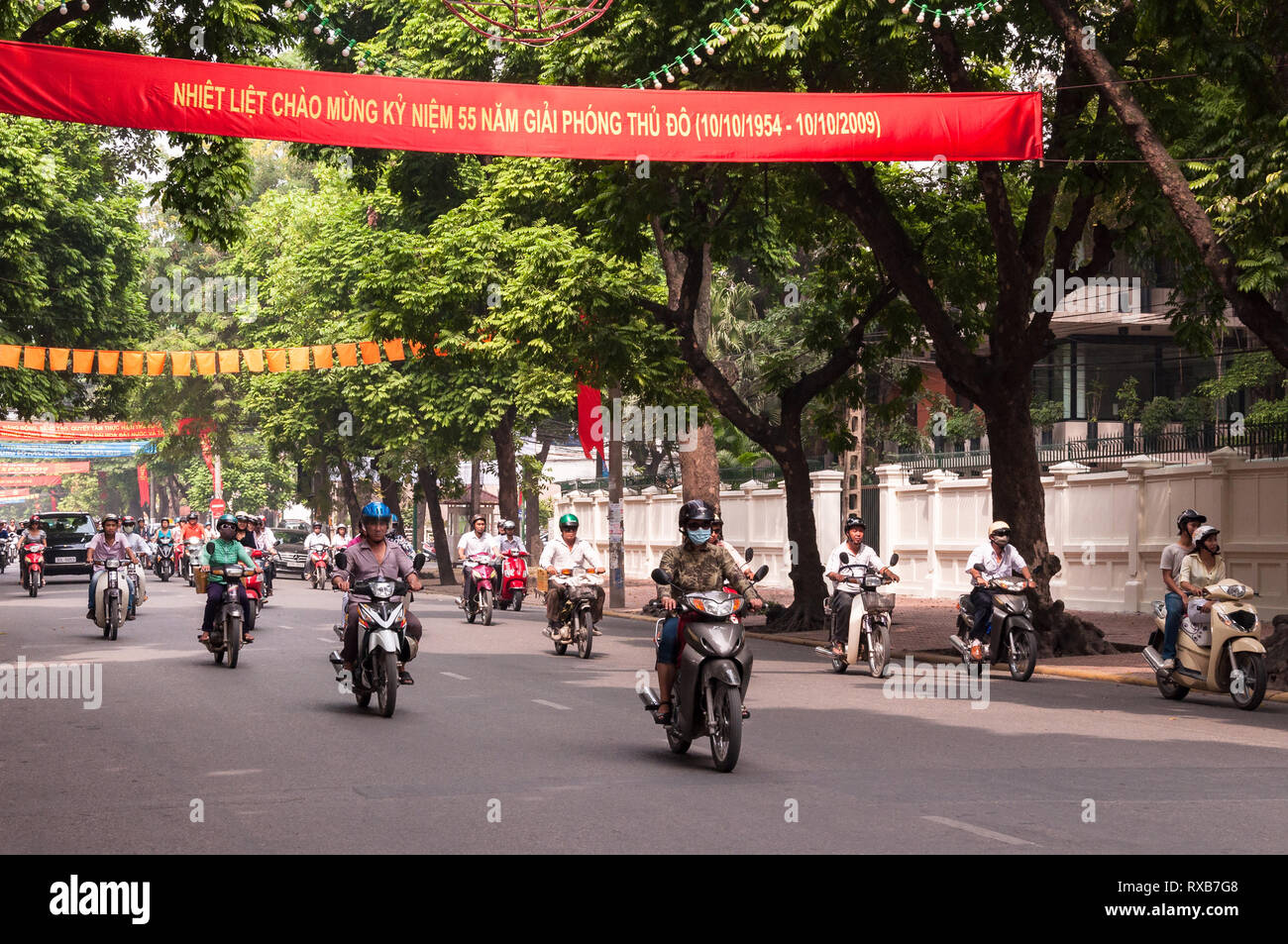 Grande rue animée avec plusieurs cyclomoteurs vietnamiens sur le long voyage, Hanoi, Vietnam Banque D'Images