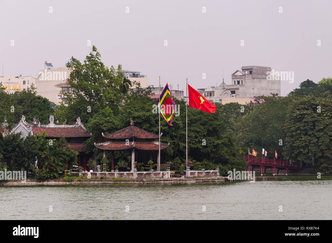 Temple de la montagne de jade sur le lac Hoan Kiem lake sur l'image, Hanoi, Vietnam Banque D'Images
