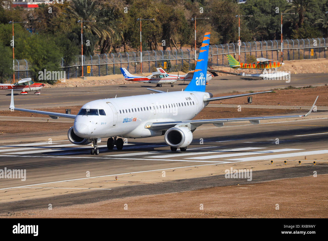 Eilat, Israël - 24 Février, 2019 : Arkia Embraer ERJ-195AR à Eilat ancien aéroport international. Banque D'Images