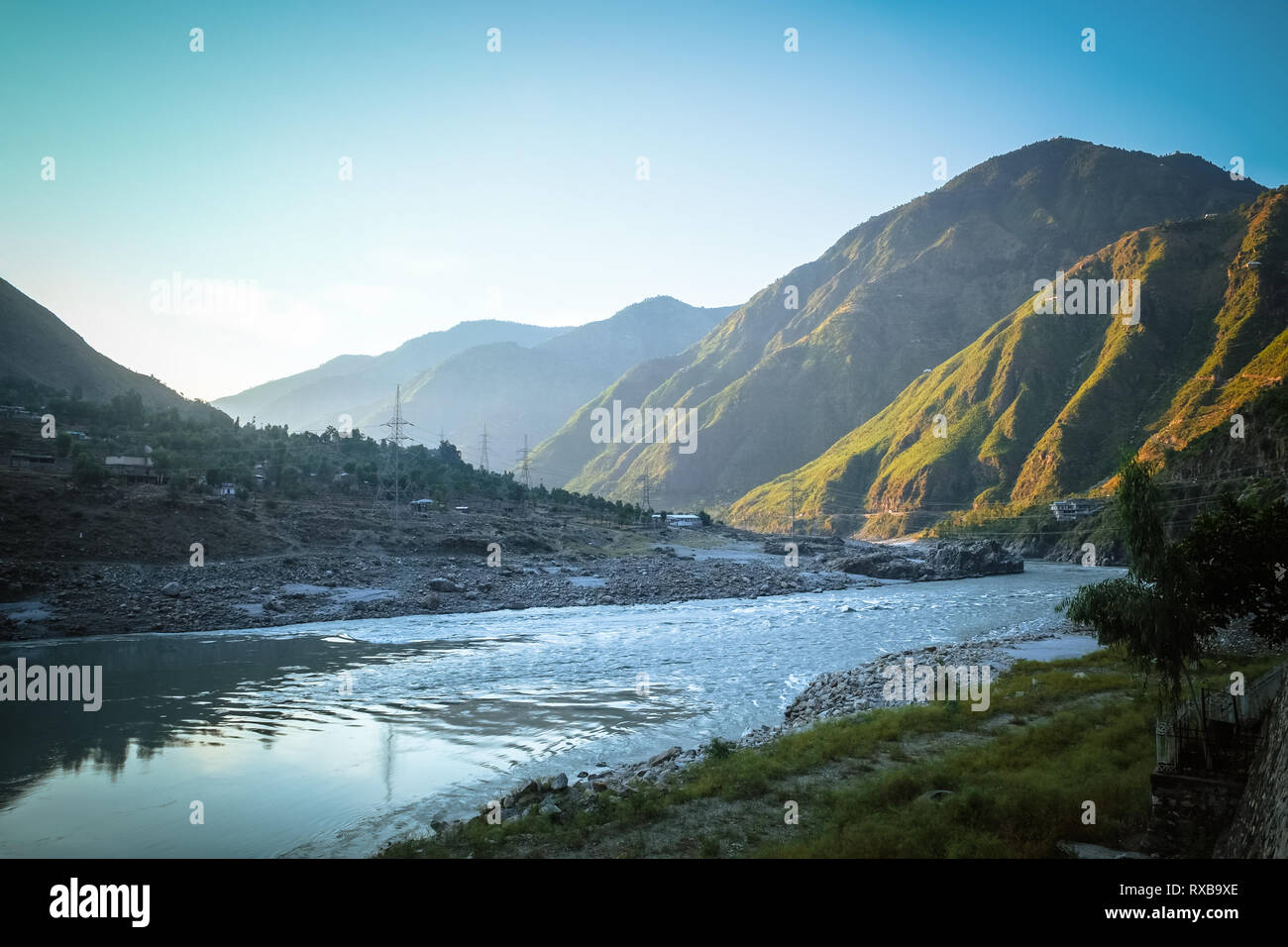 Lever de soleil à Besham avec vue sur montagnes et fleuve Indus. Khyber-Pakhtunkhwa. Le Pakistan. Banque D'Images