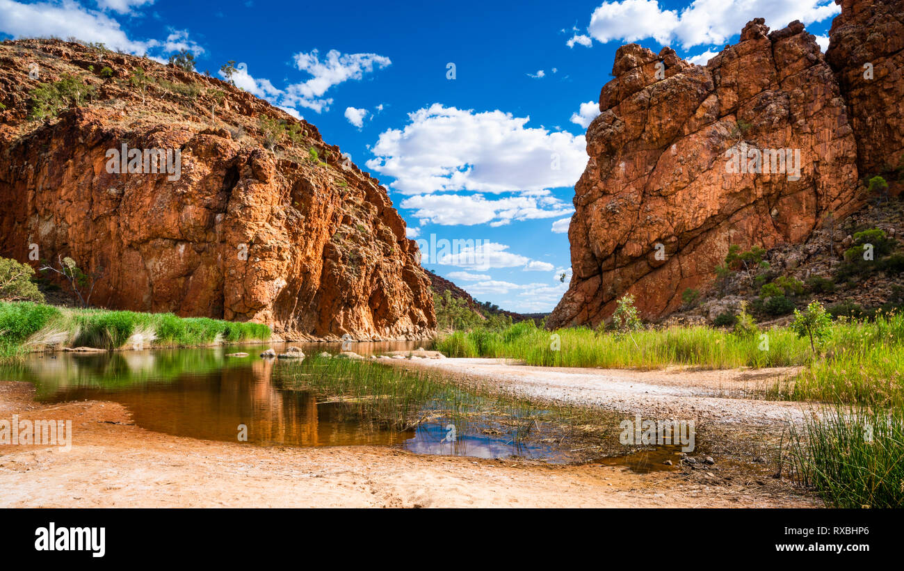 Panorama pittoresque de Glen Helen gorge, dans le parc national West MacDonnell dans NT outback Australie centrale Banque D'Images