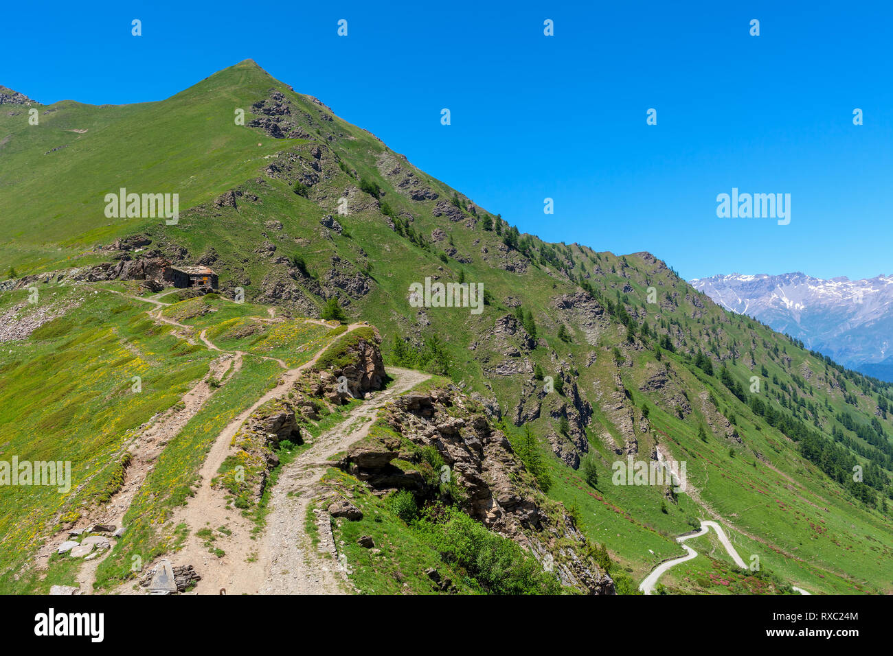Sentier étroit dans les montagnes à Colle delle Finestre en Piémont, Italie du Nord. Banque D'Images