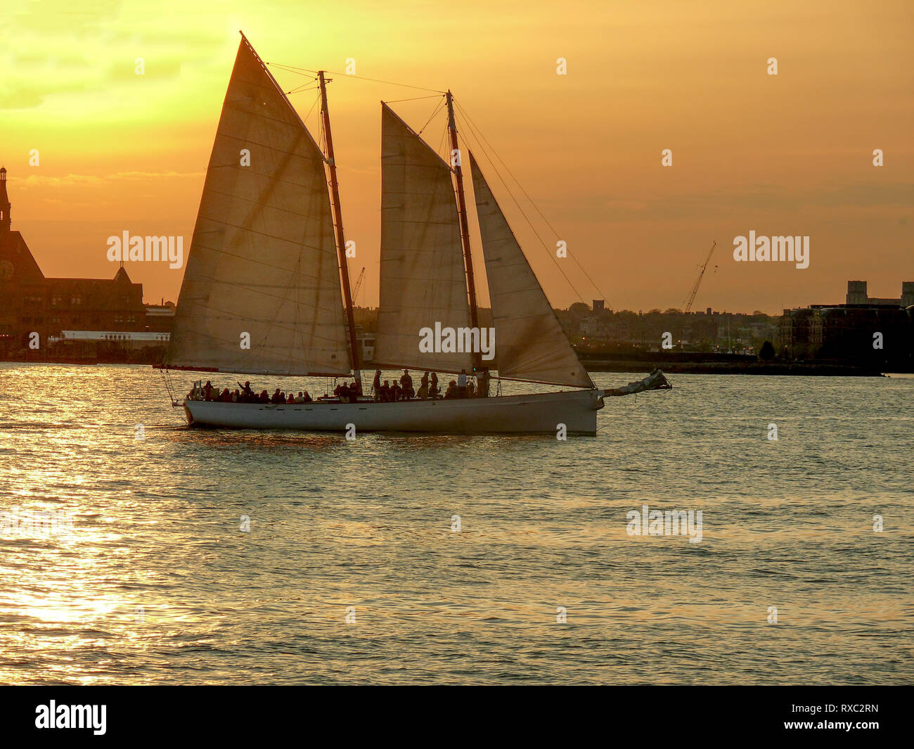 Un groupe de personnes profiter d'une soirée ensoleillée sur un yacht sur la rivière Hudson New York USA. 3 mai 2009. Banque D'Images