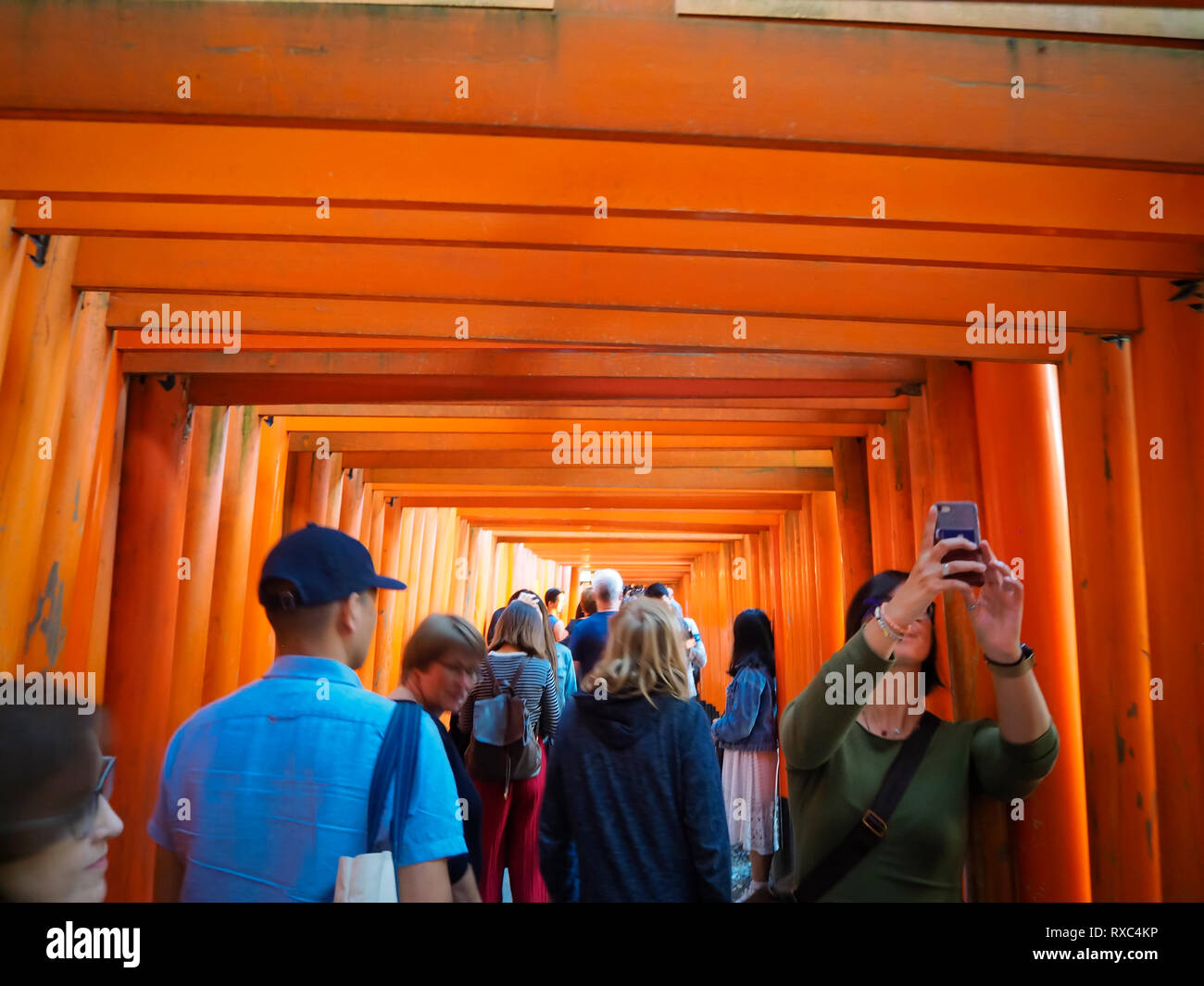 Kyoto, Japon - 13 octobre 2018 : les touristes au Senbon torii, un chemin d'environ 1 000 portes menant Fushimi Inari Taisha à Kyoto, Japon. Banque D'Images