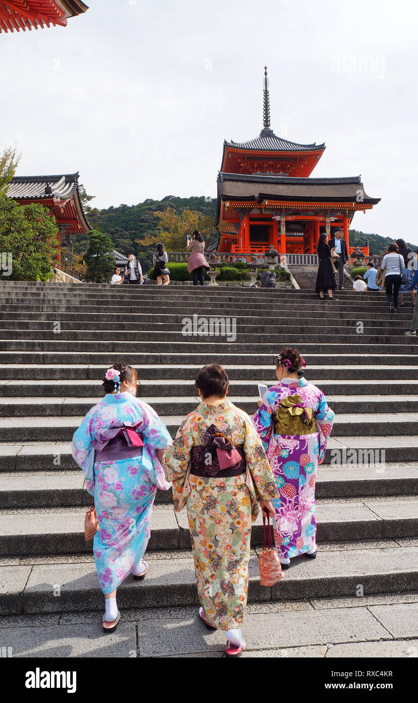 Un groupe de femmes touristes portant la robe kimono traditionnel japonais à pied jusqu'à l'historique temple du quartier Temple Kiyomizu-dera à Kyoto. Banque D'Images