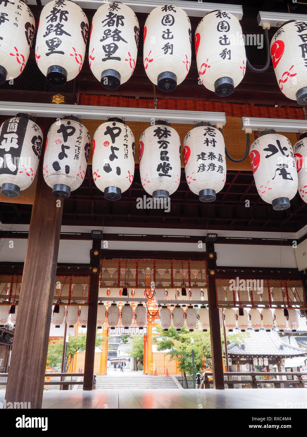 Kyoto, Japon - 15 octobre 2018 : Des lanternes en papier dans un temple dans le quartier historique de Kyoto, au Japon. Banque D'Images