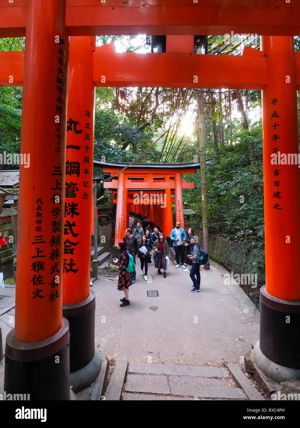 Kyoto, Japon - 13 octobre 2018 : les touristes sont à monter Senbon torii, un chemin d'environ 1 000 portes menant Fushimi Inari Taisha, Kyoto. Banque D'Images