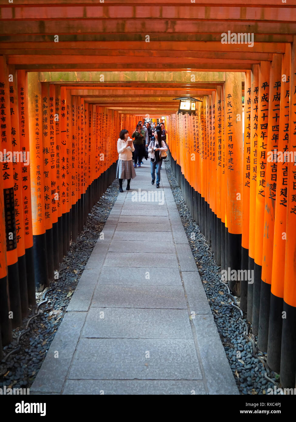 Kyoto, Japon - 13 octobre 2018 : les touristes sont à monter Senbon torii, un chemin d'environ 1 000 portes menant Fushimi Inari Taisha, Kyoto. Banque D'Images