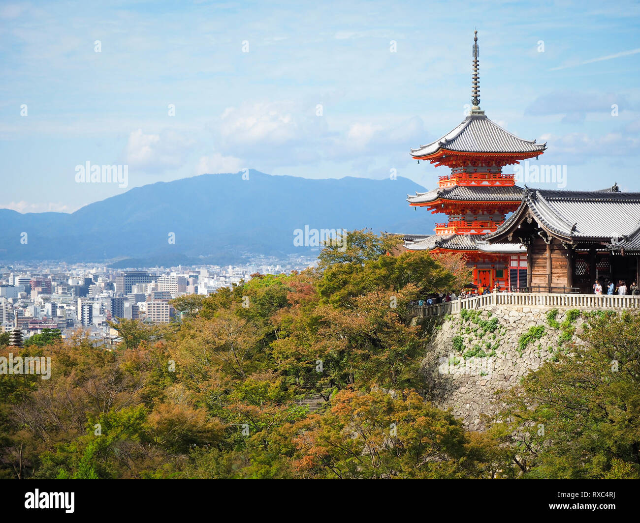 Kyoto, Japon - 15 Oct 2018 : une pagode historique de Kyoto le temple Kiyomizu-dera, au-dessus de la ville moderne de Kyoto, au Japon. Banque D'Images