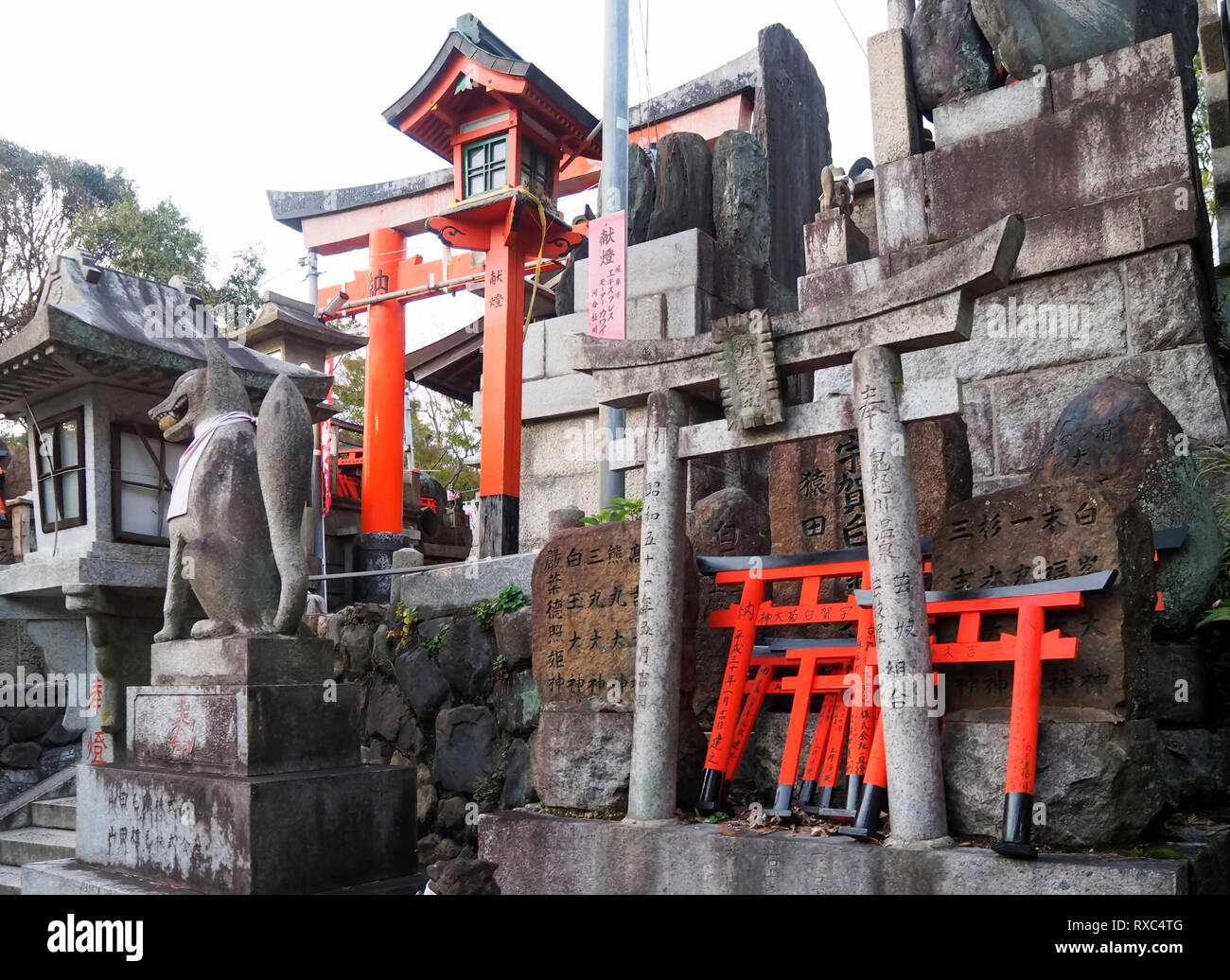 Kyoto, Japon - 13 octobre 2018 : une petite sous-culte au Sanctuaire Fushimi Inari Taisha, un lieu de culte situé dans le quartier de Fushimi, à Kyoto, au Japon. Banque D'Images