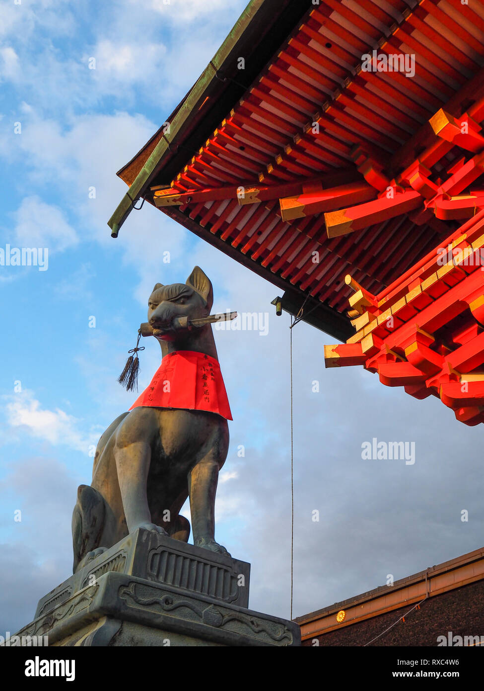 Statue d'un renard (kitsune), considéré comme messager dans la Mythologie Japonaise, trouvée à l'Fushimi Inari Taisha, situé dans le quartier de Fushimi à Kyoto Banque D'Images