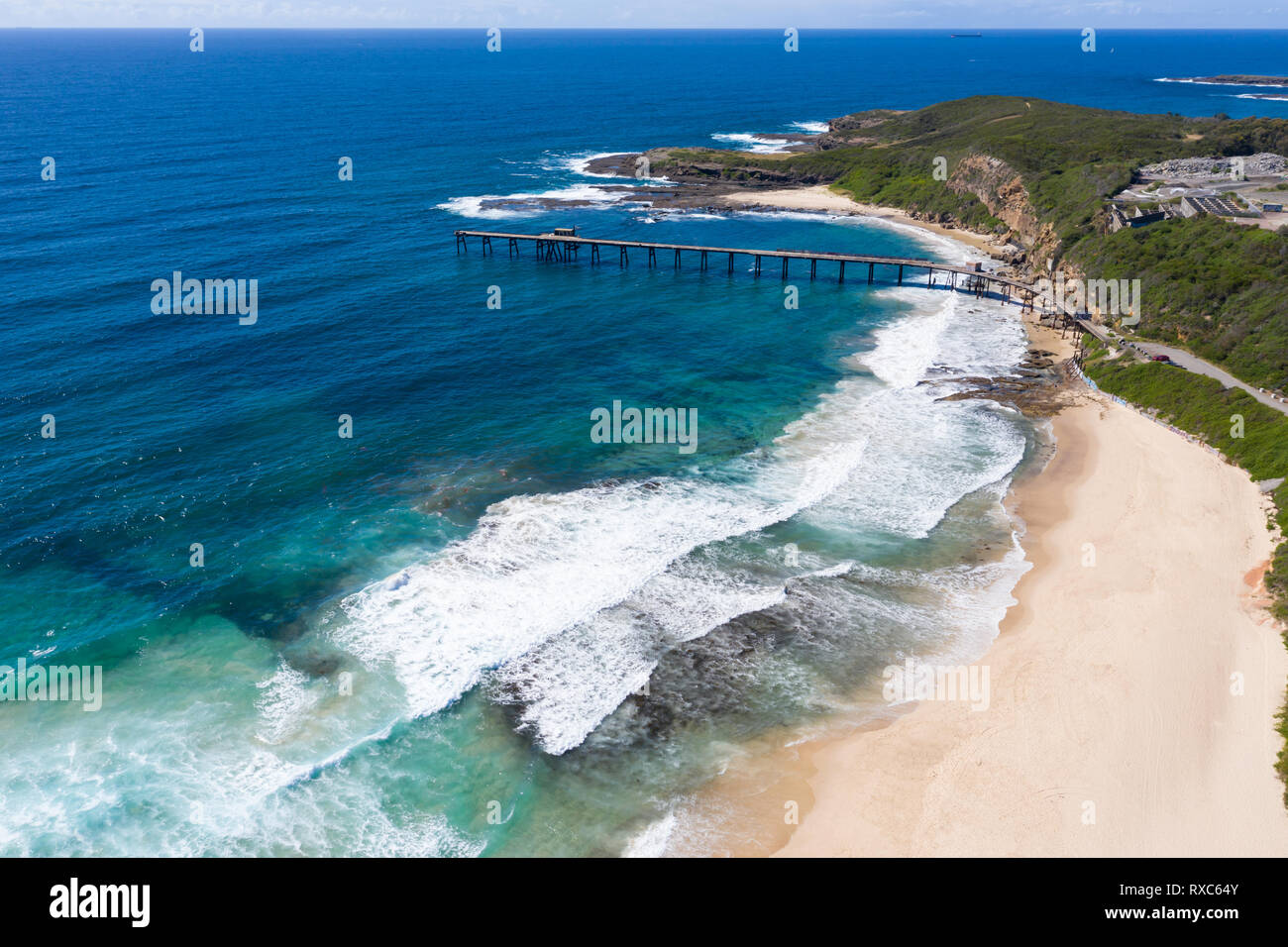 Vue aérienne de Catherine Hill bay montrant la plage et l'ancien quai de chargement de charbon. Cette région a été historiquement une zone d'extraction du charbon, mais est maintenant apprécié fo Banque D'Images