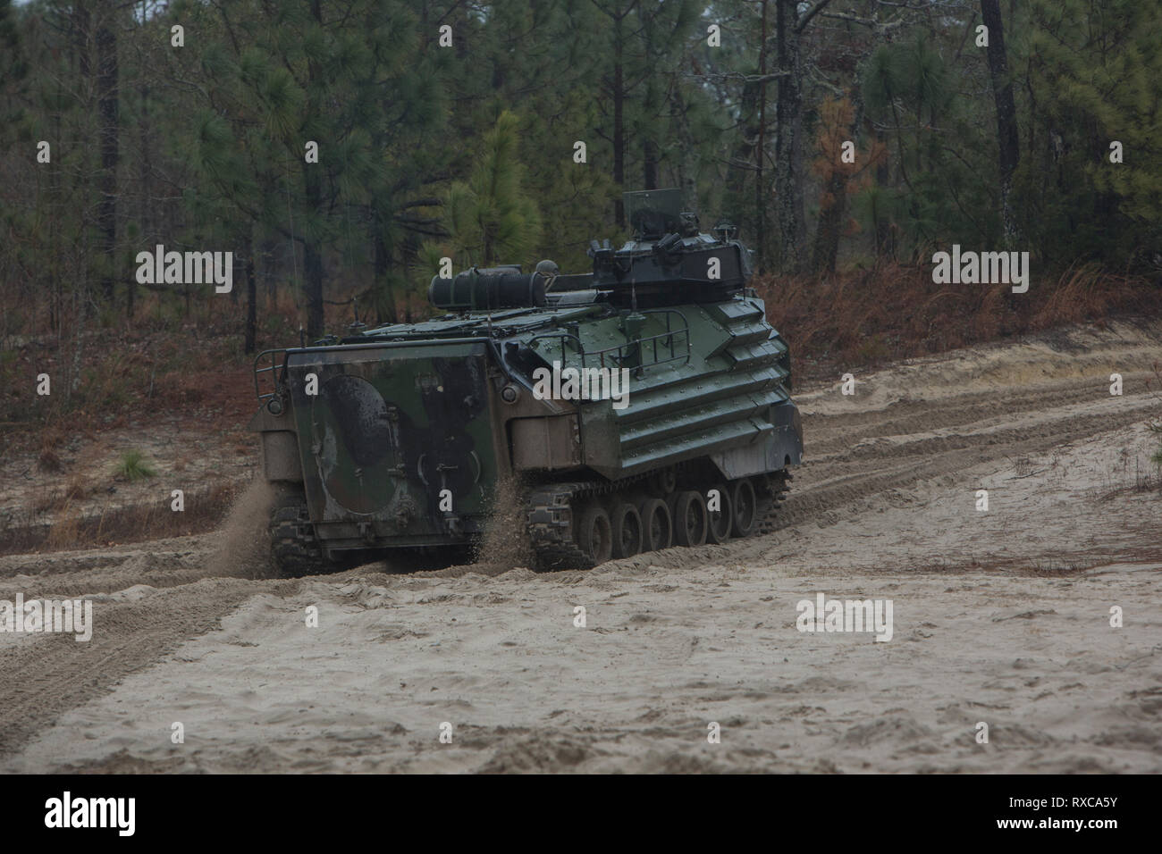 Les Marines américains avec 2e bataillon amphibie assaut, 2e Division de marines, l'exploitation d'un véhicule d'assaut amphibie-7 tout en participant à un assaut mécanisé sur Camp Lejeune, en Caroline du Nord, le 6 mars 2019. Cette formation intègre plusieurs éléments de combat pour maintenir l'état de préparation de la mission et d'améliorer l'efficacité opérationnelle. (U.S. Marine Corps photo par Lance Cpl. Nathaniel Q. Hamilton) Banque D'Images