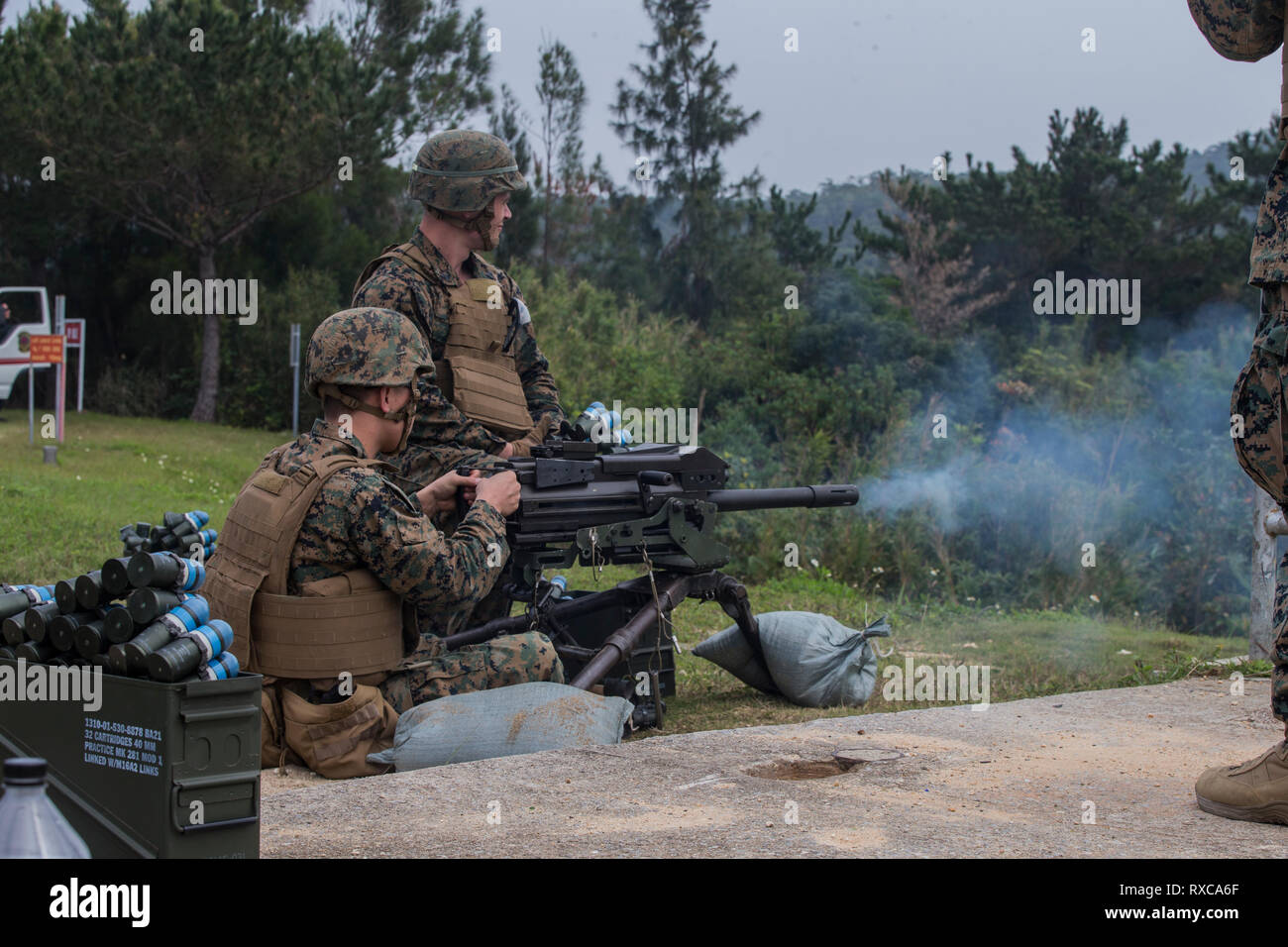 Bataillon de logistique de combat des marines avec un feu 31 MK19 40 mm lance-grenades automatique au cours de machine gun et lourds au Camp de formation sur les armes Hansen, Okinawa, Japon, le 7 mars 2019. Au cours de la formation, le BEC-31 appris les fondamentaux de Marines agissent comme agents de sécurité pour la formation à l'échelle de l'unité à venir. Bec-31 est l'élément de combat de la logistique pour la 31e Marine Expeditionary Unit. La 31e MEU, le Marine Corps' seulement continuellement de l'avant-déployés MEU, fournit une force meurtrière et flexible prêt à réaliser une vaste gamme d'opérations militaires comme la première force d'intervention en cas de crise dans l'Indo-Pacif Banque D'Images