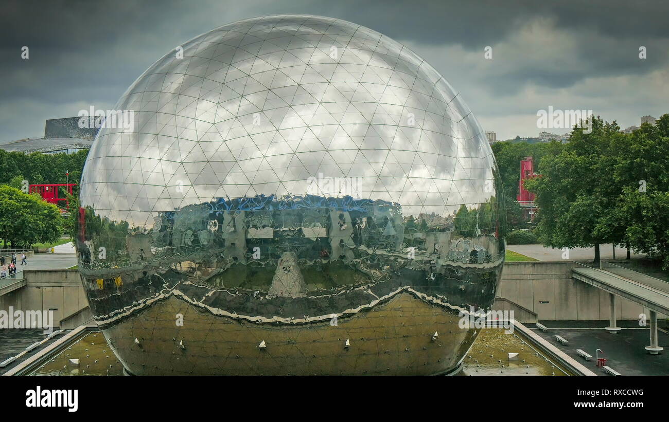 Un grand monument de sphère au milieu du parc à Paris. C'est dans le milieu de la place avec de l'eau Banque D'Images