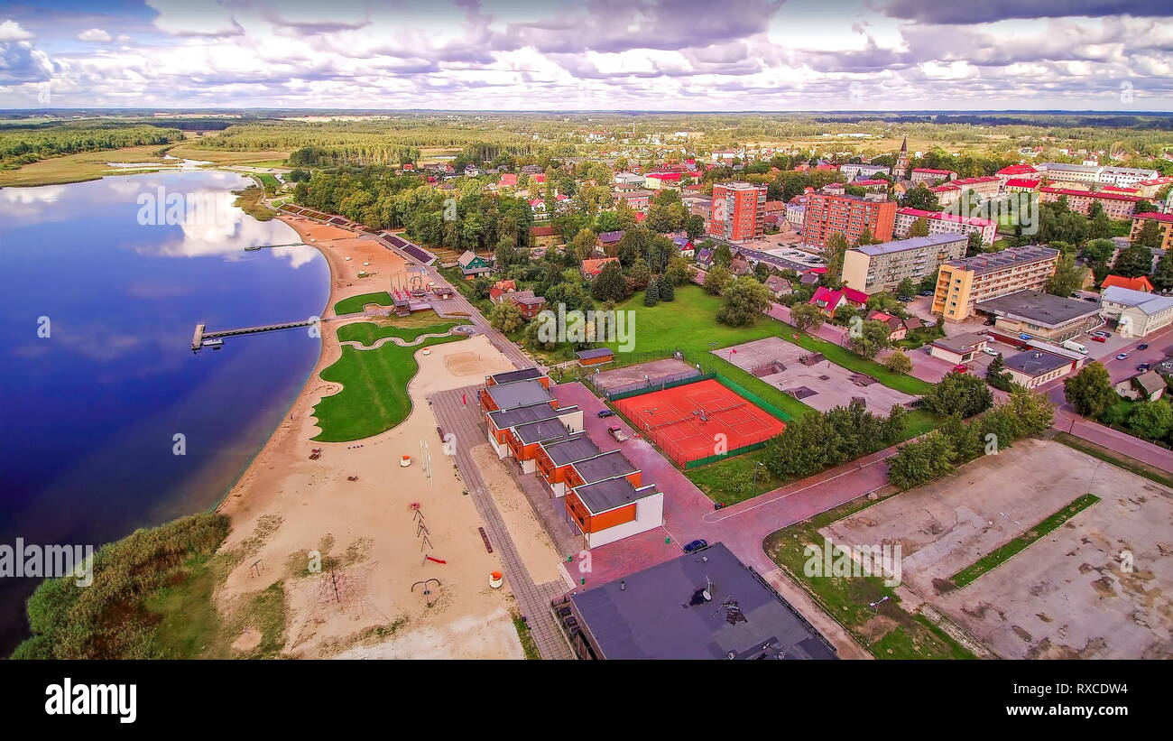 Vue aérienne de l'étonnante beauté de la ville de Vogu. Avec le lac SET en face de la ville urbaine en Estonie Banque D'Images