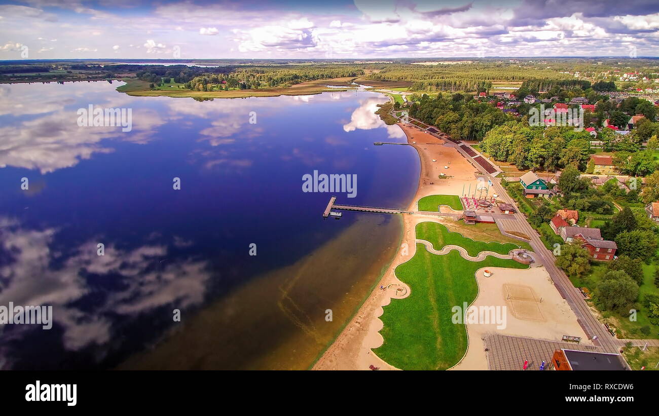 Vue merveilleuse sur le lac Set et la ville de Voru. L'eau claire du lac reflète les nuages dans le ciel Banque D'Images