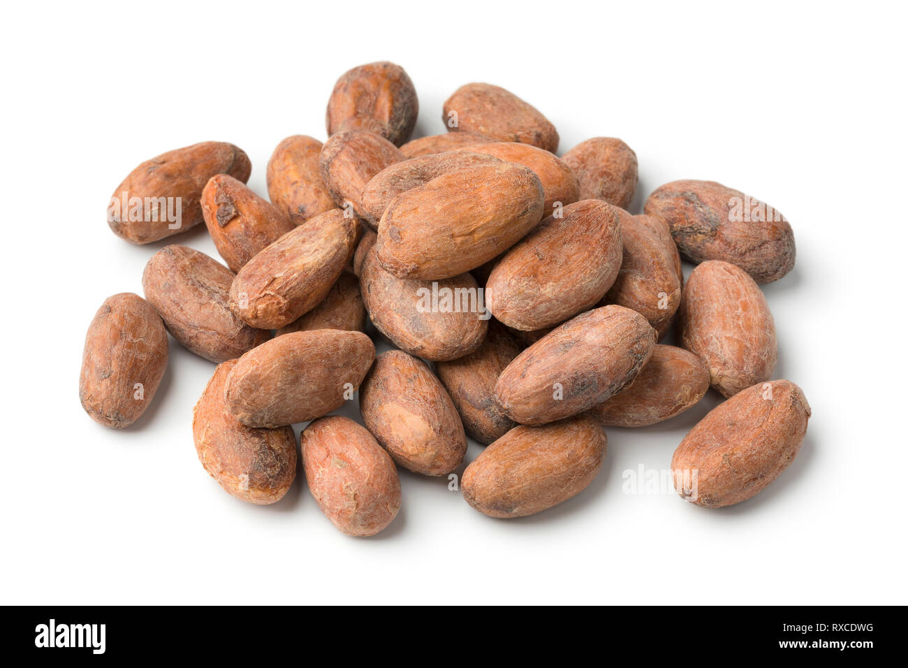 Tas de fèves de cacao entières close up isolé sur fond blanc Banque D'Images