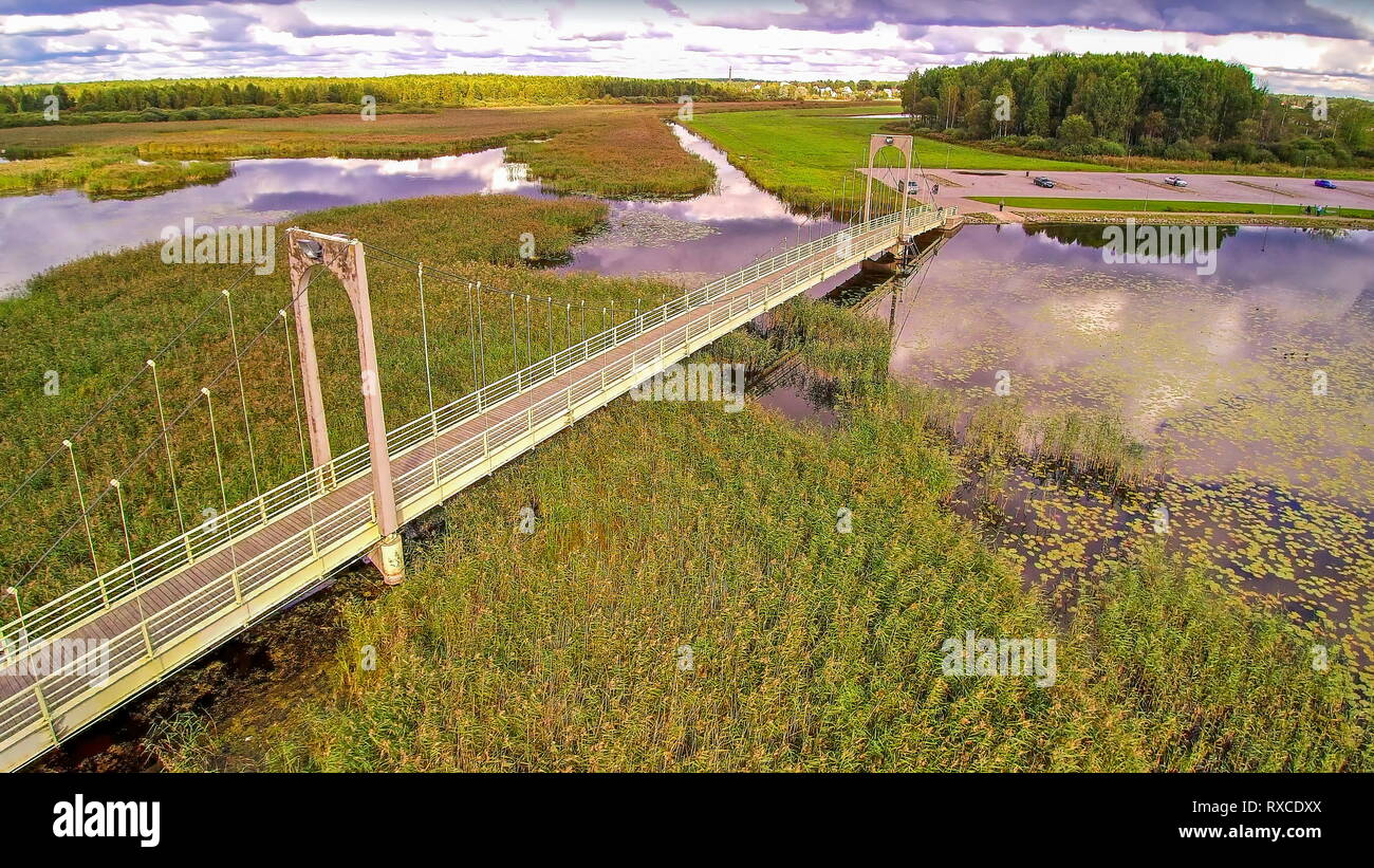 Long Roosisaare pont reliant une ville à Voru. Il a le lac en vertu de celui-ci avec beaucoup d'herbes à croissance sur le lac Banque D'Images
