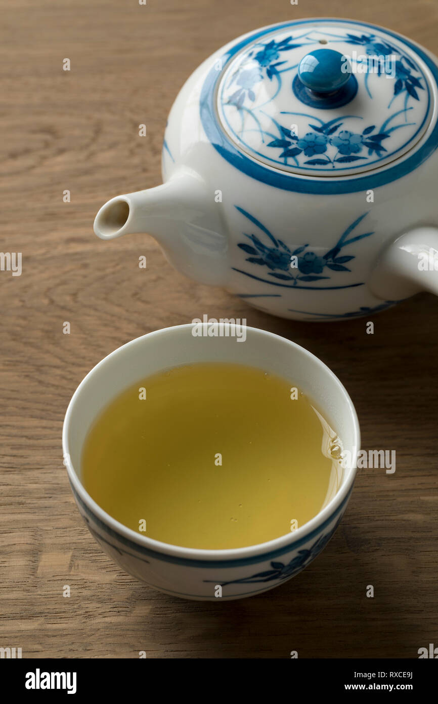 Tasse de thé vert chaud traditionnel japonais et une théière Banque D'Images
