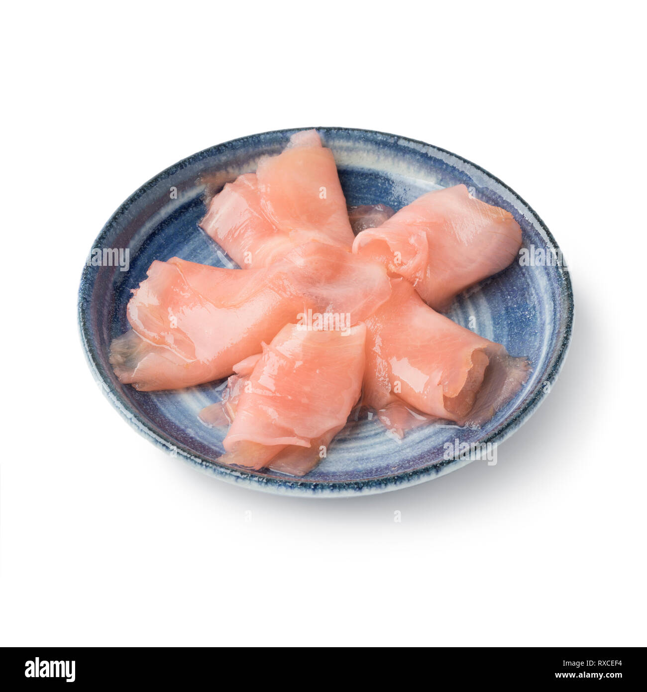Tranches de gingembre mariné rose sushi dans un bol sur fond blanc Banque D'Images