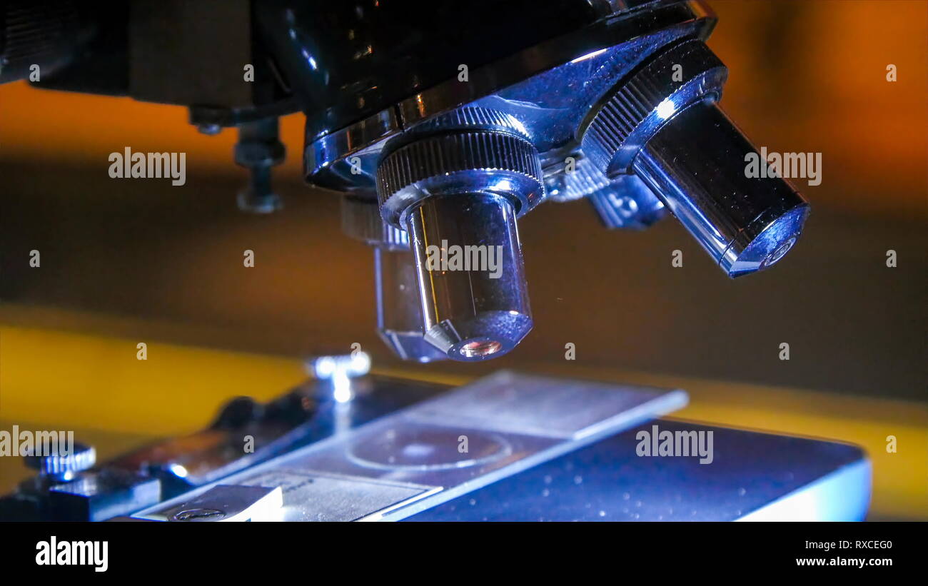 Un microscope unique à une expo-sciences. C'est un instrument optique utilisé pour l'affichage de très petits objets tels que des échantillons de minéraux ou de cellules animales ou végétales Banque D'Images