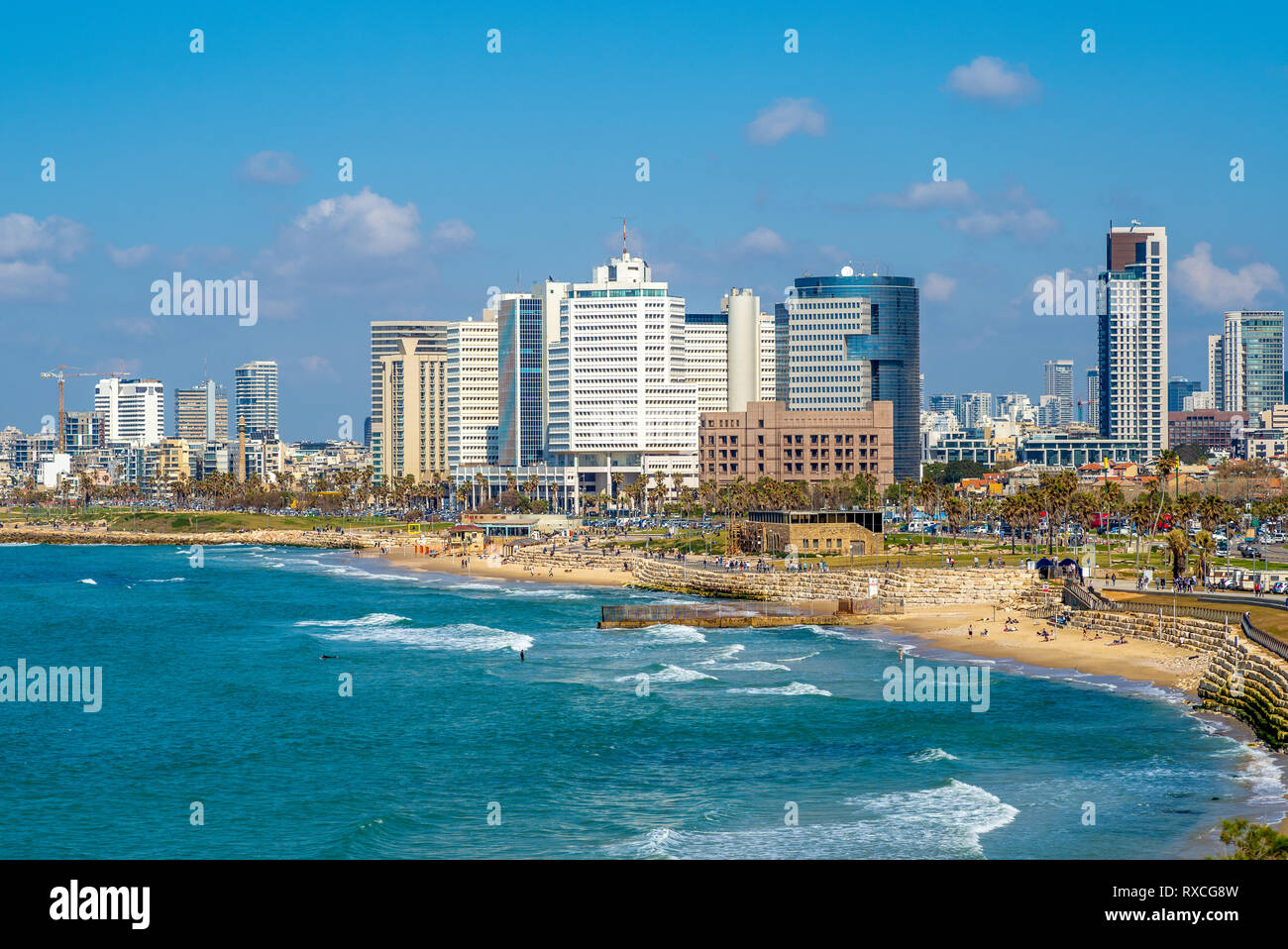 Skyline de Tel Aviv, Israël par la plage au crépuscule Banque D'Images