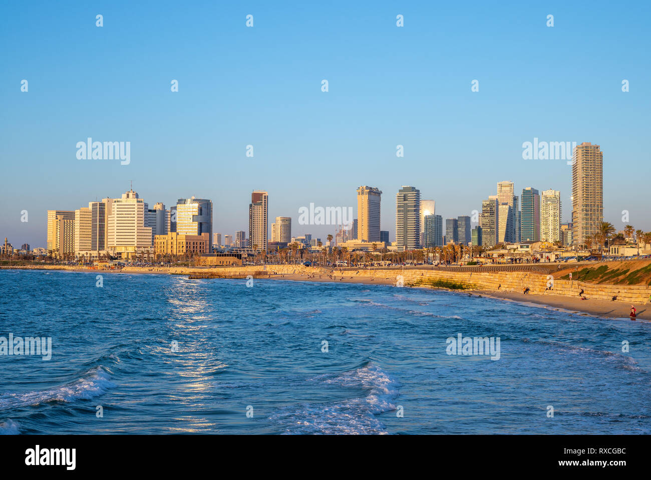 Skyline de Tel Aviv, Israël par la plage au crépuscule Banque D'Images
