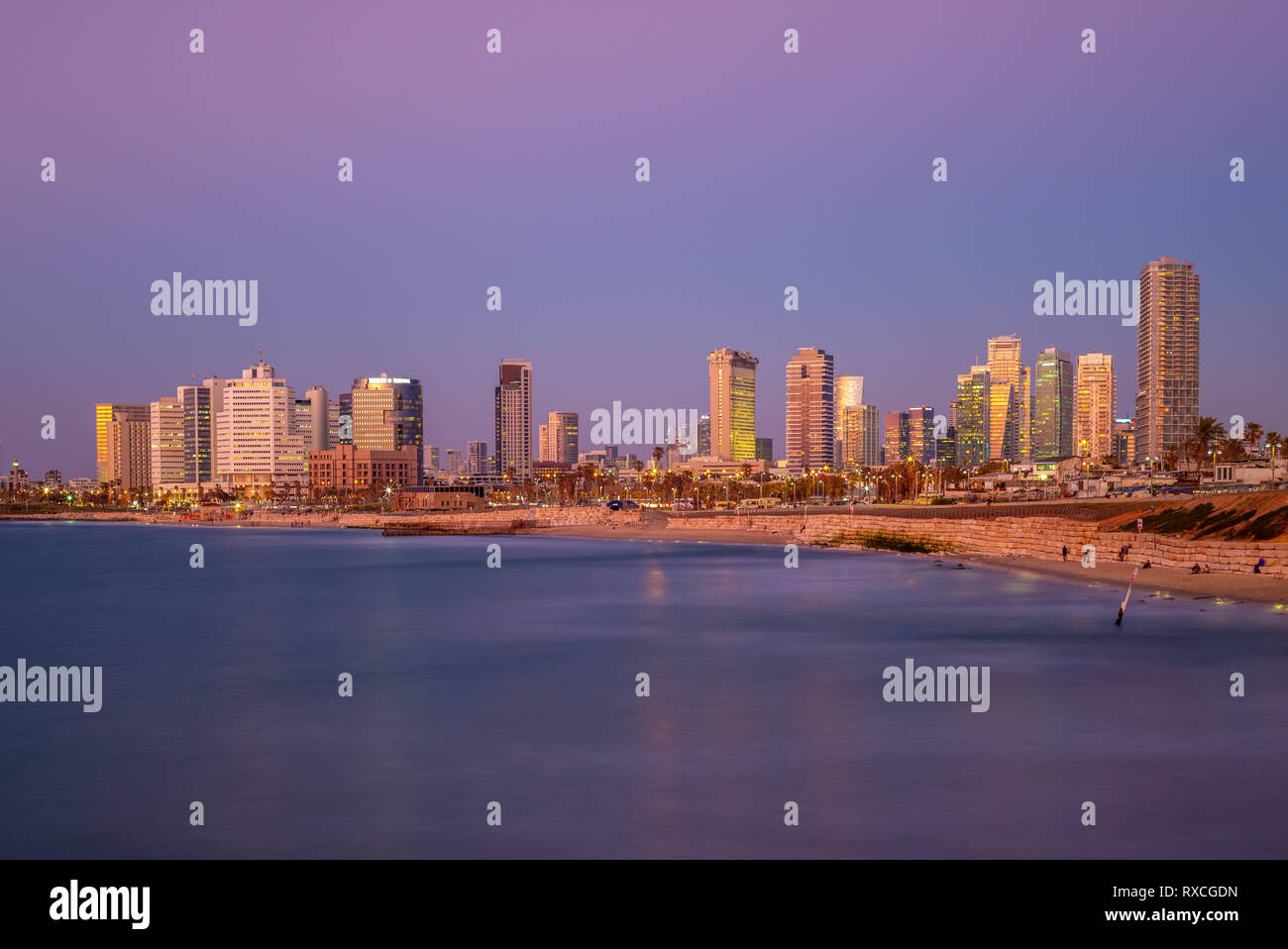 Skyline de Tel Aviv, Israël par la plage au crépuscule Banque D'Images