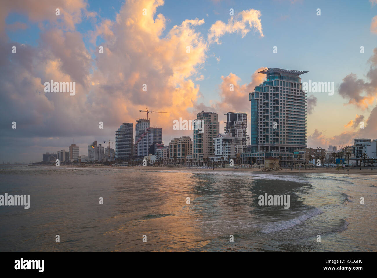 Skyline de Tel Aviv, Israël par la plage au crépuscule Banque D'Images